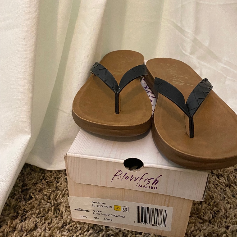Blowfish flip flops NEW